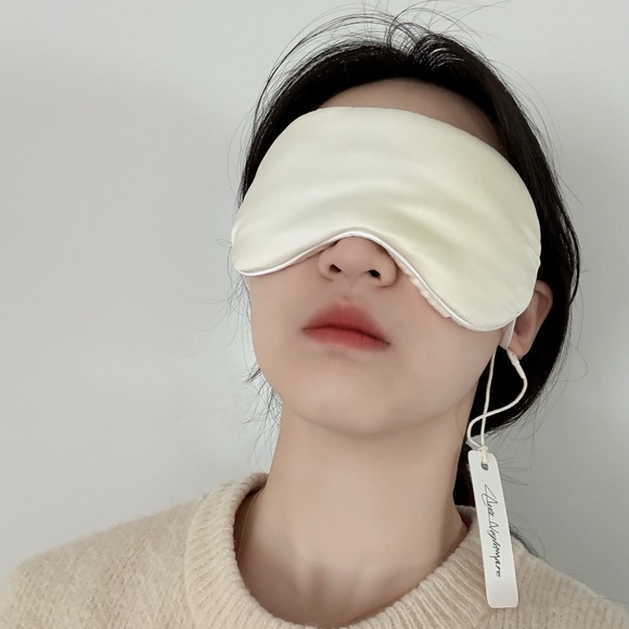 Luxurious White Silk Sleep Mask - Picture 4 of 10